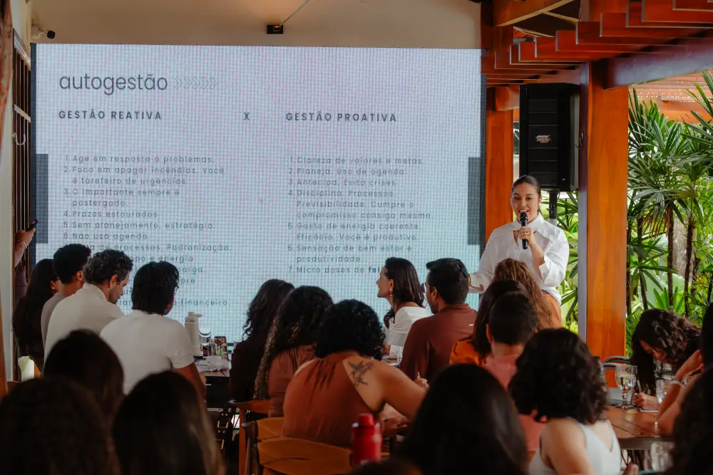 Palestra da TRIAA no Workshop MAAI, com a plateia acompanhando a apresentação